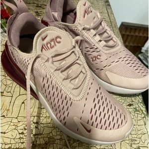 Woman’s size 7 Nike Air Max 270